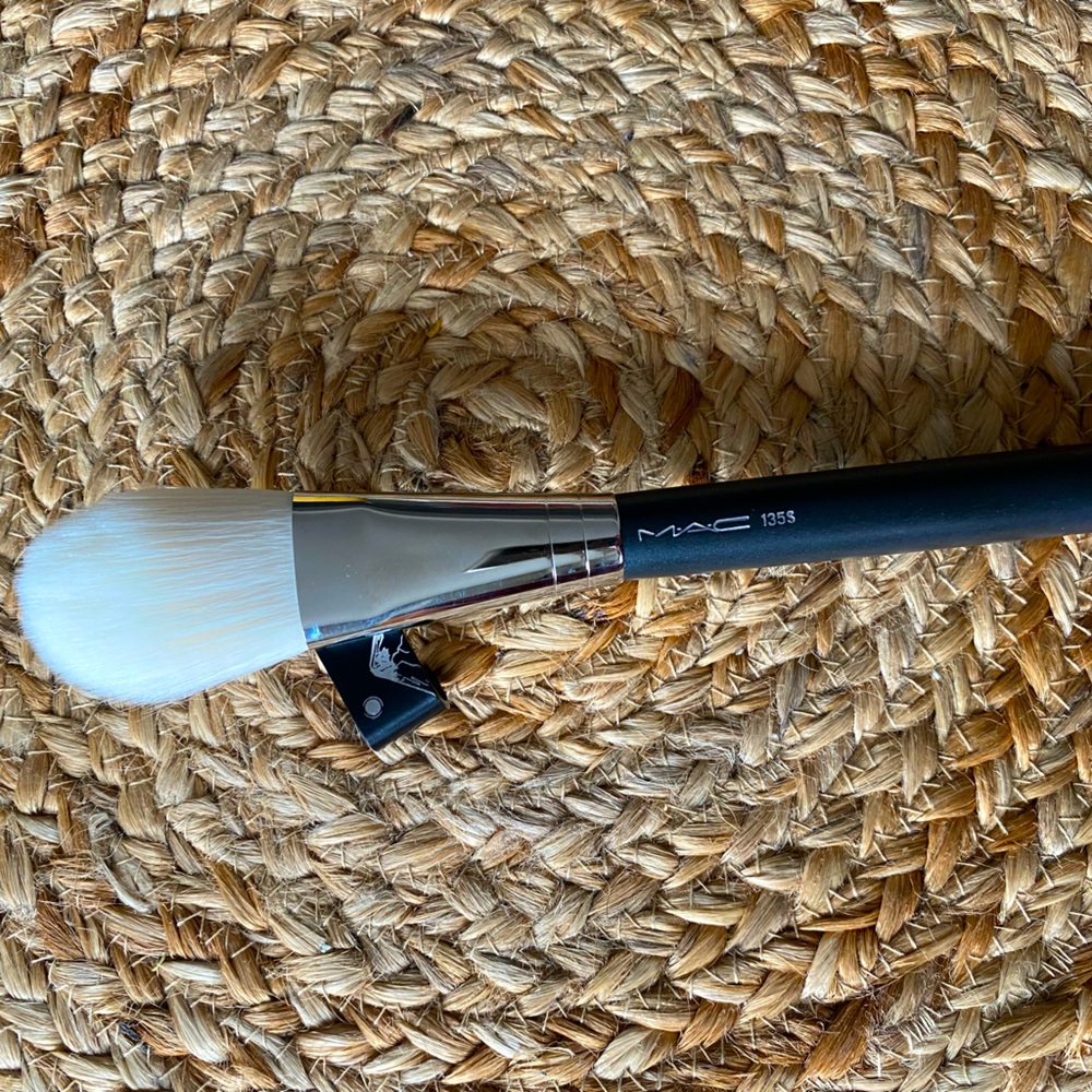 MAC 135S Synthetic Large Flat Powder Brush